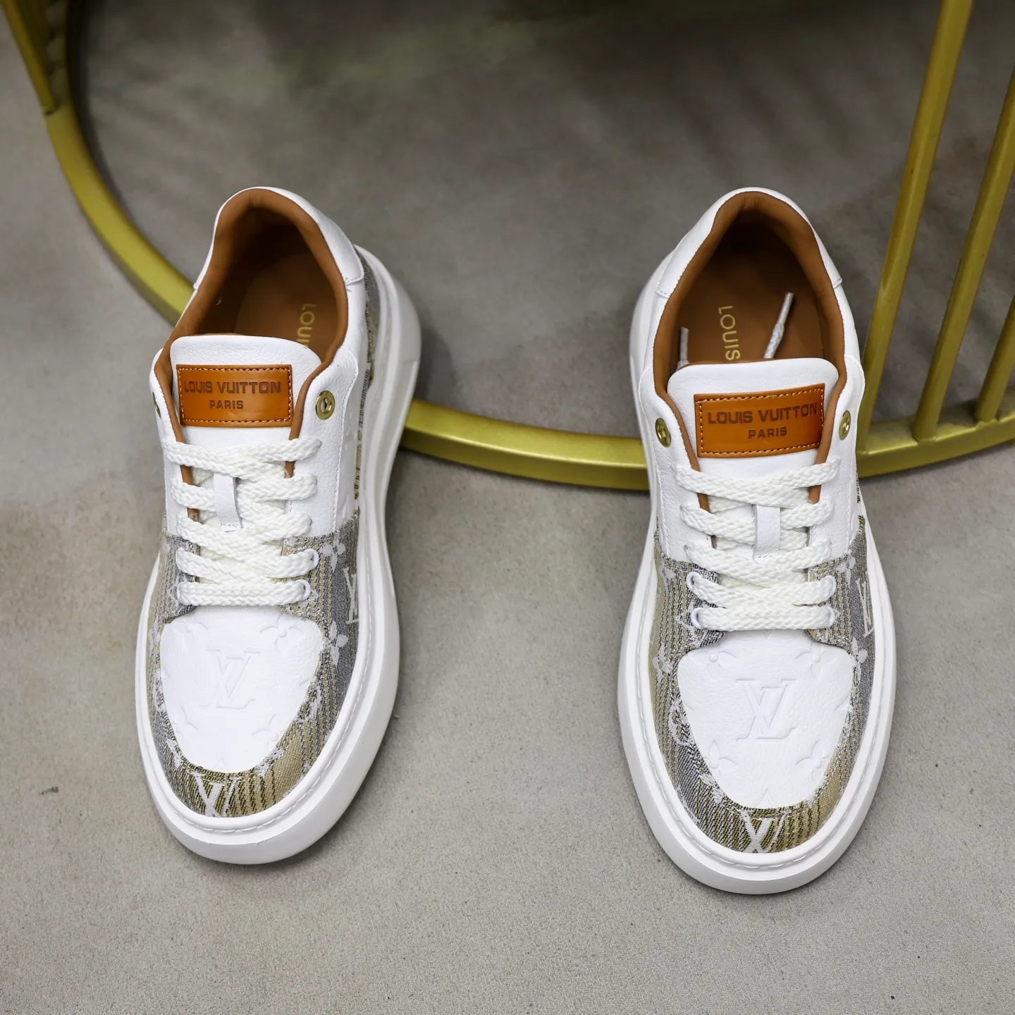 Ex-factory price: 480💰🙅‍♂️🙅‍♂️🙅‍♂️ Brand: LV Louis Vuitton Standard code: 38-44 (45 customized) Grade: Same as the official website Material: Original fabric Comfortable cowhide lining Increased lightness, wear-resistant and soft outsole Style category: Men's fashionable casual shoes Running sneakers Distinguished luxury brand elements Top luxury Color: actual picture color